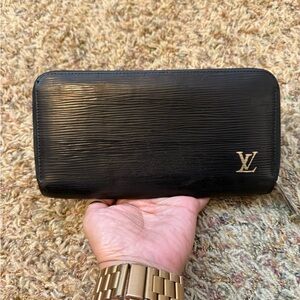 Louis Vuitton zippy wallet